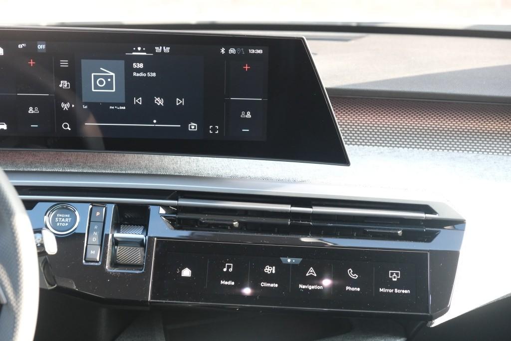 Peugeot 3008 1.2 Hybrid 145pk e-DCS6 GT | Navi | App Connect | Panoramadak | Focal Audio | Alcantara | Camera | Elektrische Achterklep | Winter Pakket afbeelding 16