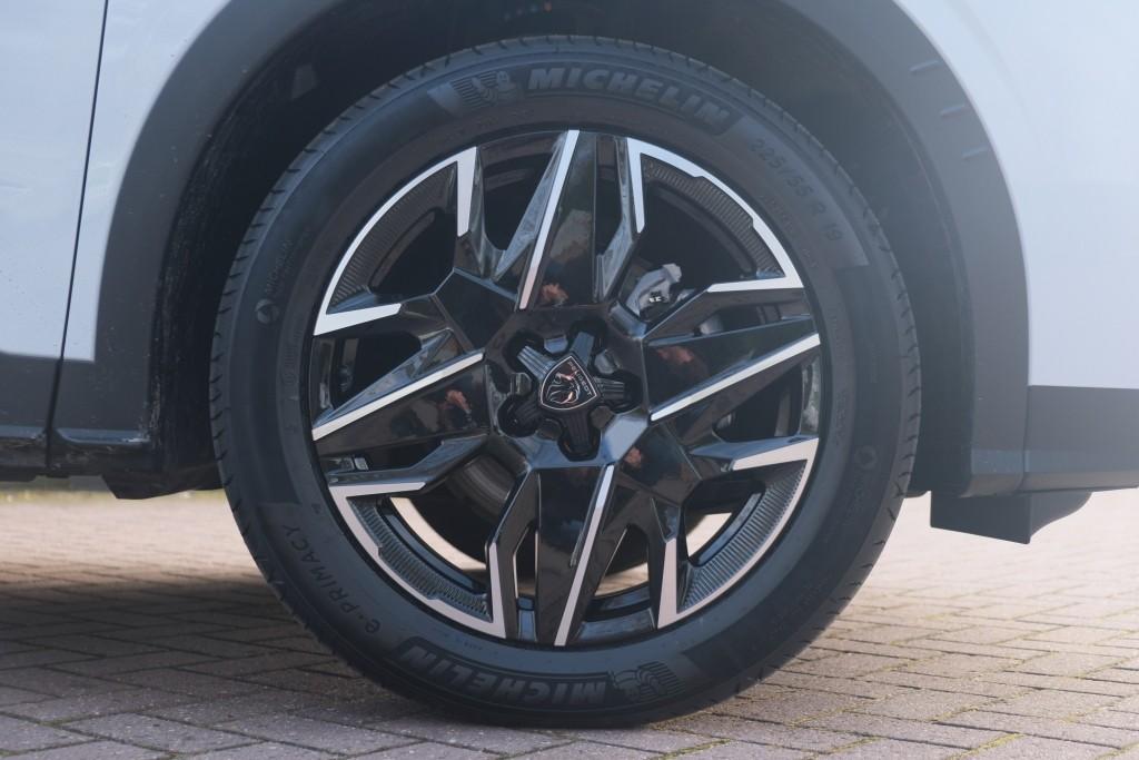Peugeot 3008 1.2 Hybrid 145pk e-DCS6 GT | Navi | App Connect | Panoramadak | Focal Audio | Alcantara | Camera | Elektrische Achterklep | Winter Pakket afbeelding 31
