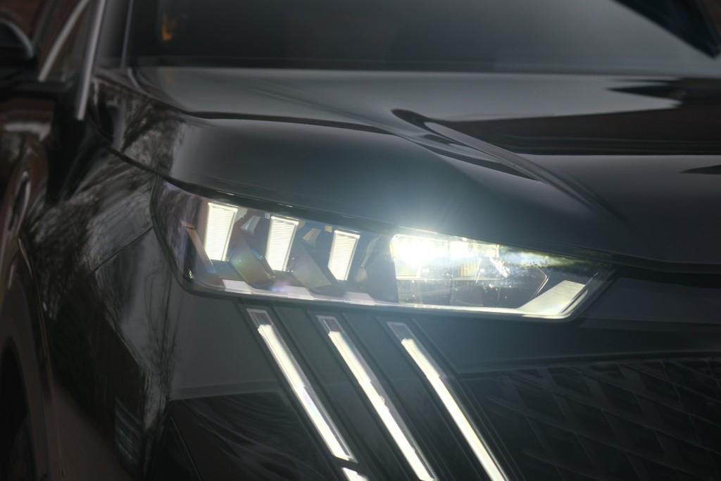 Peugeot 3008 1.2 Hybrid 145pk e-DCS6 GT | Navi | App Connect | Adaptive Cruise | Camera | Panoramadak | FOCAL® Audio | Elektrische Achterklep | Winter Pakket afbeelding 2