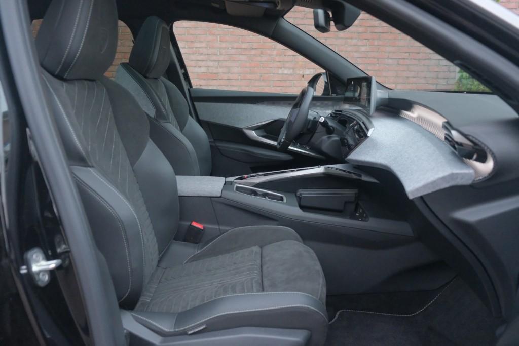 Peugeot 3008 1.2 Hybrid 145pk e-DCS6 GT | Navi | App Connect | Adaptive Cruise | Camera | Panoramadak | FOCAL® Audio | Elektrische Achterklep | Winter Pakket afbeelding 4