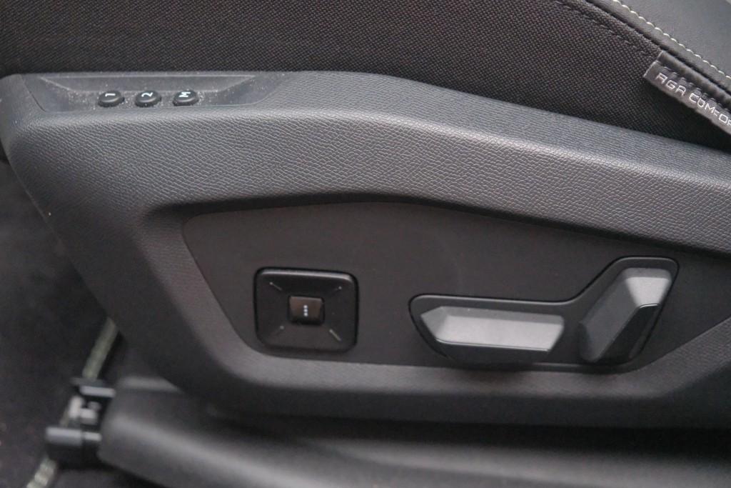 Peugeot 3008 1.2 Hybrid 145pk e-DCS6 GT | Navi | App Connect | Adaptive Cruise | Camera | Panoramadak | FOCAL® Audio | Elektrische Achterklep | Winter Pakket afbeelding 28