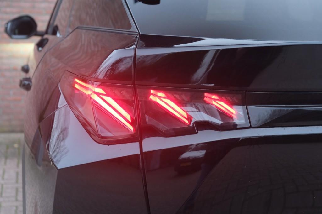 Peugeot 3008 1.2 Hybrid 145pk e-DCS6 GT | Navi | App Connect | Adaptive Cruise | Camera | Panoramadak | FOCAL® Audio | Elektrische Achterklep | Winter Pakket afbeelding 32