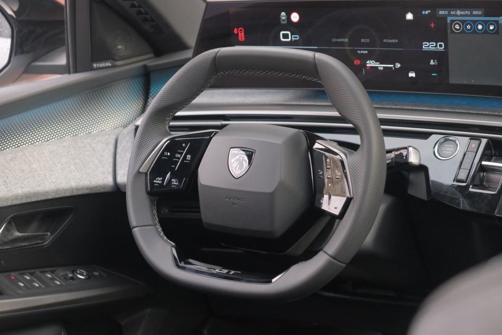 Peugeot 3008 1.2 Hybrid 145pk e-DCS6 GT | Navi | App Connect | Panoramadak | Focal Audio | Alcantara | Camera | Elektrische Achterklep | Winter Pakket afbeelding 13