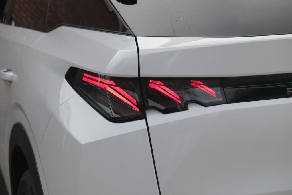 Peugeot 3008 1.2 Hybrid 145pk e-DCS6 GT | Navi | App Connect | Panoramadak | Focal Audio | Alcantara | Camera | Elektrische Achterklep | Winter Pakket afbeelding 31