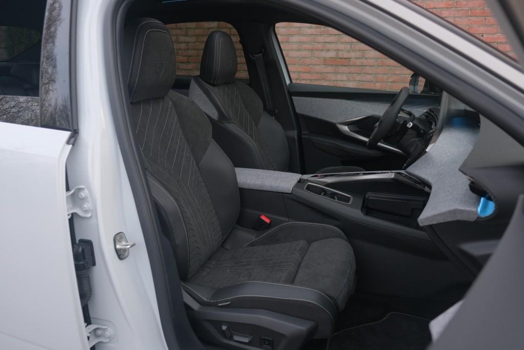 Peugeot 3008 1.2 Hybrid 145pk e-DCS6 GT | Navi | App Connect | Adaptive Cruise | Camera | Panoramadak | FOCAL® Audio | Elektrische Achterklep | Winter Pakket afbeelding 6