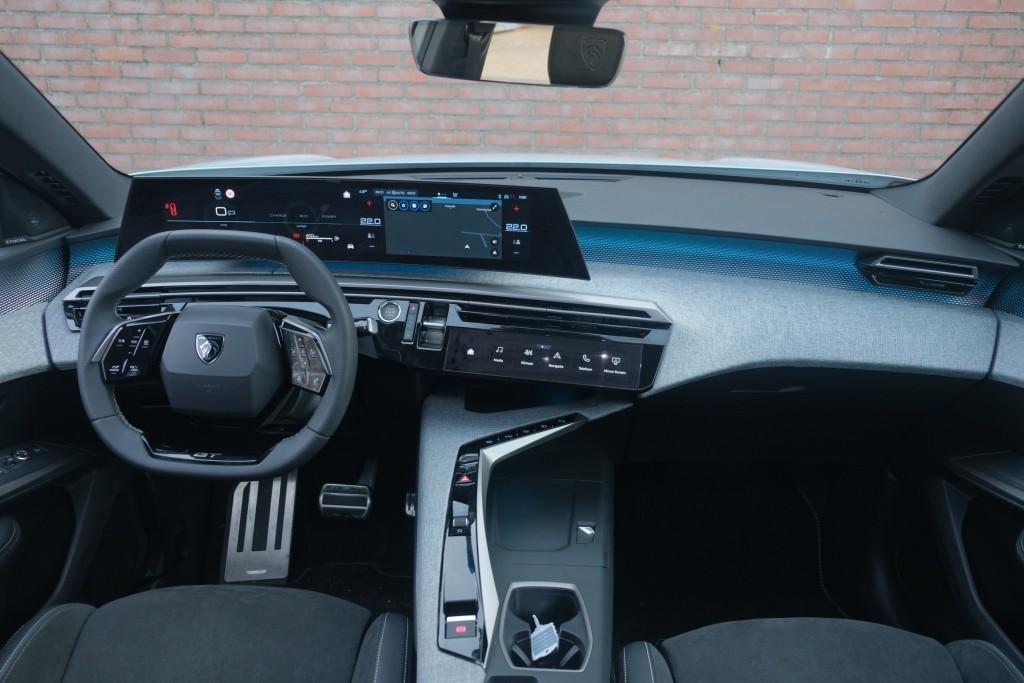 Peugeot 3008 1.2 Hybrid 145pk e-DCS6 GT | Navi | App Connect | Adaptive Cruise | Camera | Panoramadak | FOCAL® Audio | Elektrische Achterklep | Winter Pakket afbeelding 8