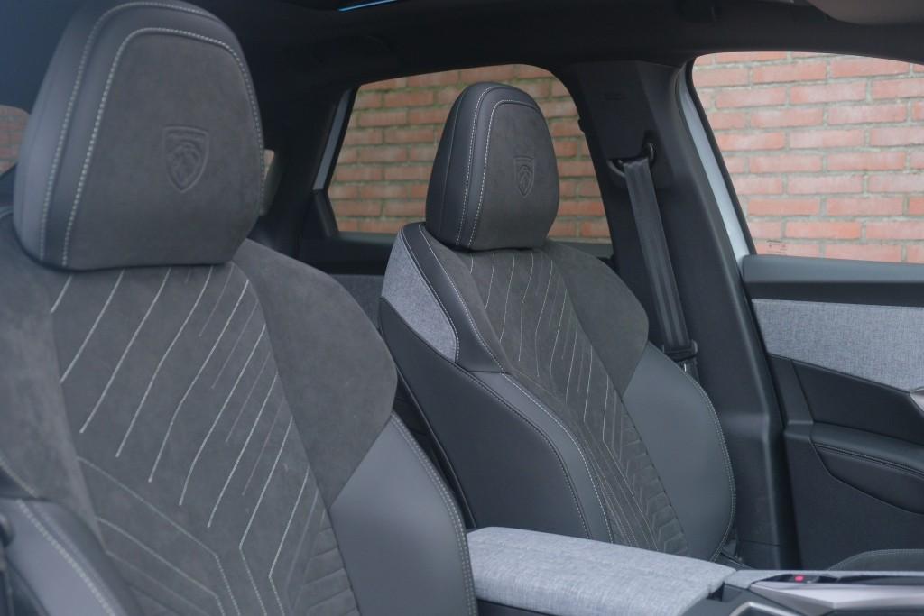 Peugeot 3008 1.2 Hybrid 145pk e-DCS6 GT | Navi | App Connect | Panoramadak | Focal Audio | Alcantara | Camera | Elektrische Achterklep | Winter Pakket afbeelding 7