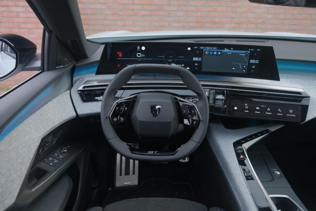 Peugeot 3008 1.2 Hybrid 145pk e-DCS6 GT | Navi | App Connect | Panoramadak | Focal Audio | Alcantara | Camera | Elektrische Achterklep | Winter Pakket afbeelding 17