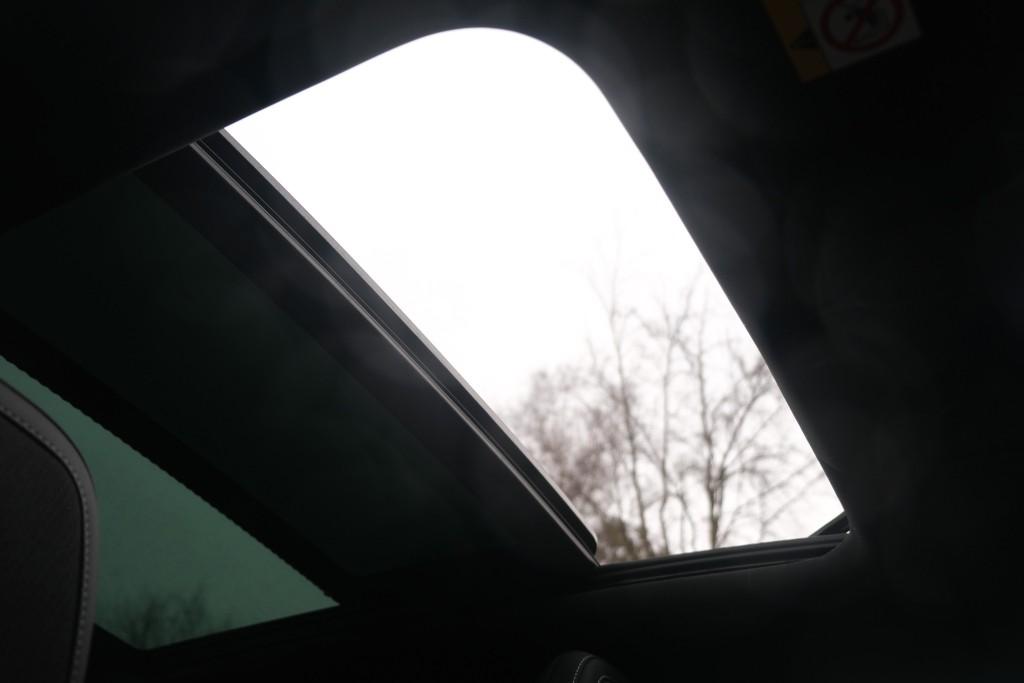 Peugeot 5008 1.2 Hybrid 145pk e-DCS6 GT 7 Persoons | Navi | App Connect | Adaptive Cruise | Panoramadak | Camera | Keyless | Stoelverwarming | Elektrische Achterklep | PDC afbeelding 14