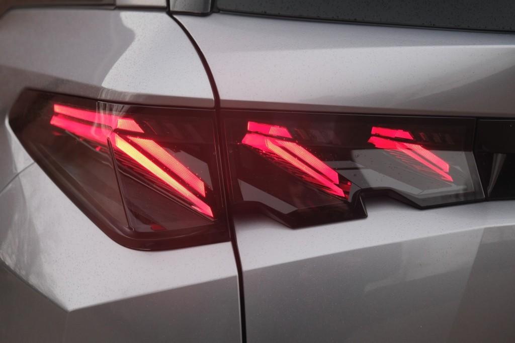 Peugeot 5008 1.2 Hybrid 145pk e-DCS6 GT 7 Persoons | Navi | App Connect | Adaptive Cruise | Panoramadak | Camera | Keyless | Stoelverwarming | Elektrische Achterklep | PDC afbeelding 33