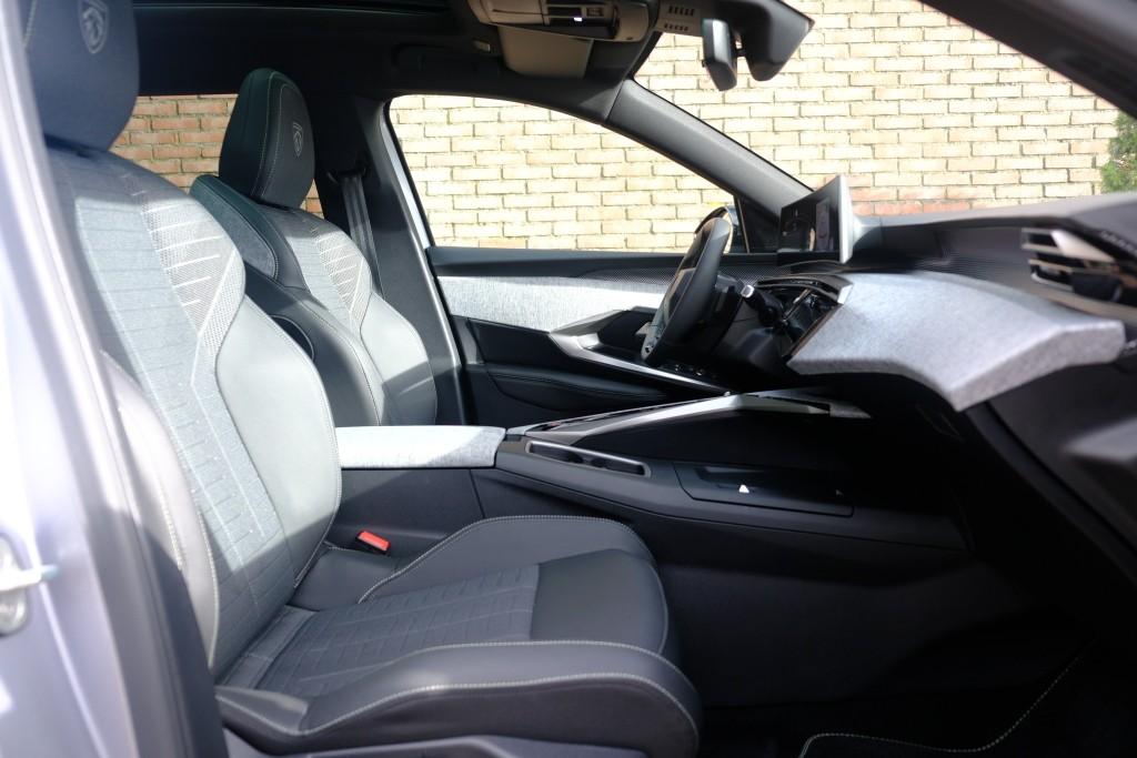 Peugeot 5008 1.2 Hybrid 145pk e-DCS6 GT 7 Persoons | Navi | App Connect | Adaptive Cruise | Panoramadak | Camera | Keyless | Stoelverwarming | Elektrische Achterklep | PDC afbeelding 4