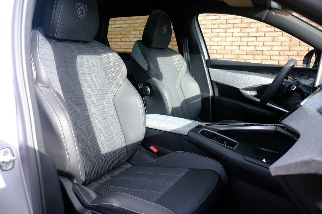 Peugeot 5008 1.2 Hybrid 145pk e-DCS6 GT 7 Persoons | Navi | App Connect | Adaptive Cruise | Panoramadak | Camera | Keyless | Stoelverwarming | Elektrische Achterklep | PDC afbeelding 6