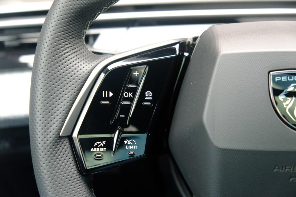 Peugeot 5008 1.2 Hybrid 145pk e-DCS6 GT 7 Persoons | Navi | App Connect | Adaptive Cruise | Panoramadak | Camera | Keyless | Stoelverwarming | Elektrische Achterklep | PDC afbeelding 9