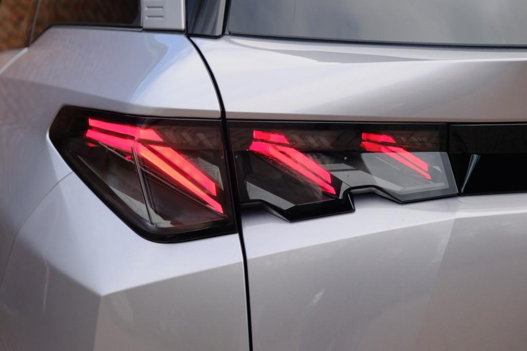 Peugeot 5008 1.2 Hybrid 145pk e-DCS6 GT 7 Persoons | Navi | App Connect | Adaptive Cruise | Panoramadak | Camera | Keyless | Stoelverwarming | Elektrische Achterklep | PDC afbeelding 32