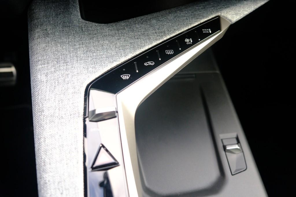 Peugeot 5008 1.2 Hybrid 145pk e-DCS6 GT 7 Persoons | Navi | App Connect | Adaptive Cruise | Panoramadak | Camera | Keyless | Stoelverwarming | Elektrische Achterklep | PDC afbeelding 23