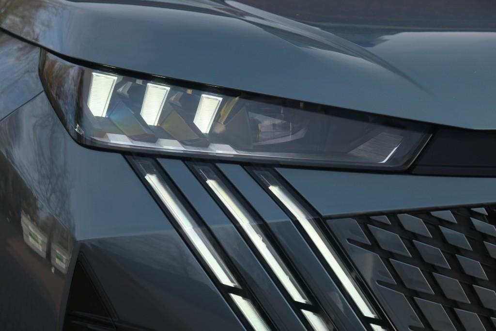 Peugeot 5008 1.2 Hybrid 145pk e-DCS6 GT 7 Persoons | Navi | App Connect | Adaptive Cruise | Panoramadak | Camera | Keyless | Stoelverwarming | Elektrische Achterklep | PDC afbeelding 2