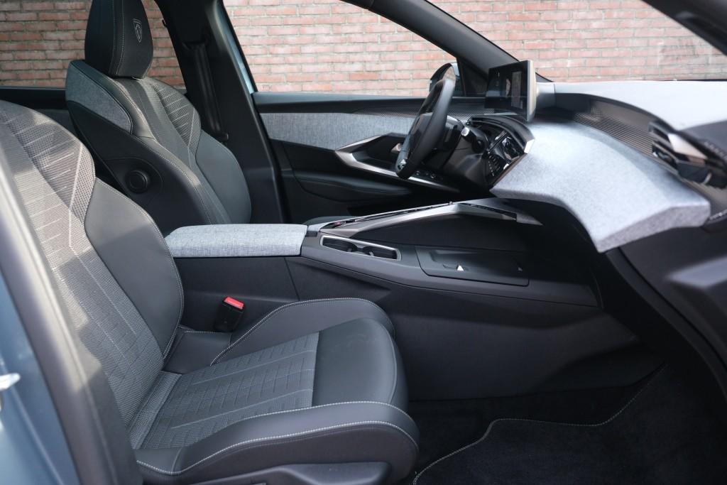Peugeot 5008 1.2 Hybrid 145pk e-DCS6 GT 7 Persoons | Navi | App Connect | Adaptive Cruise | Panoramadak | Camera | Keyless | Stoelverwarming | Elektrische Achterklep | PDC afbeelding 4