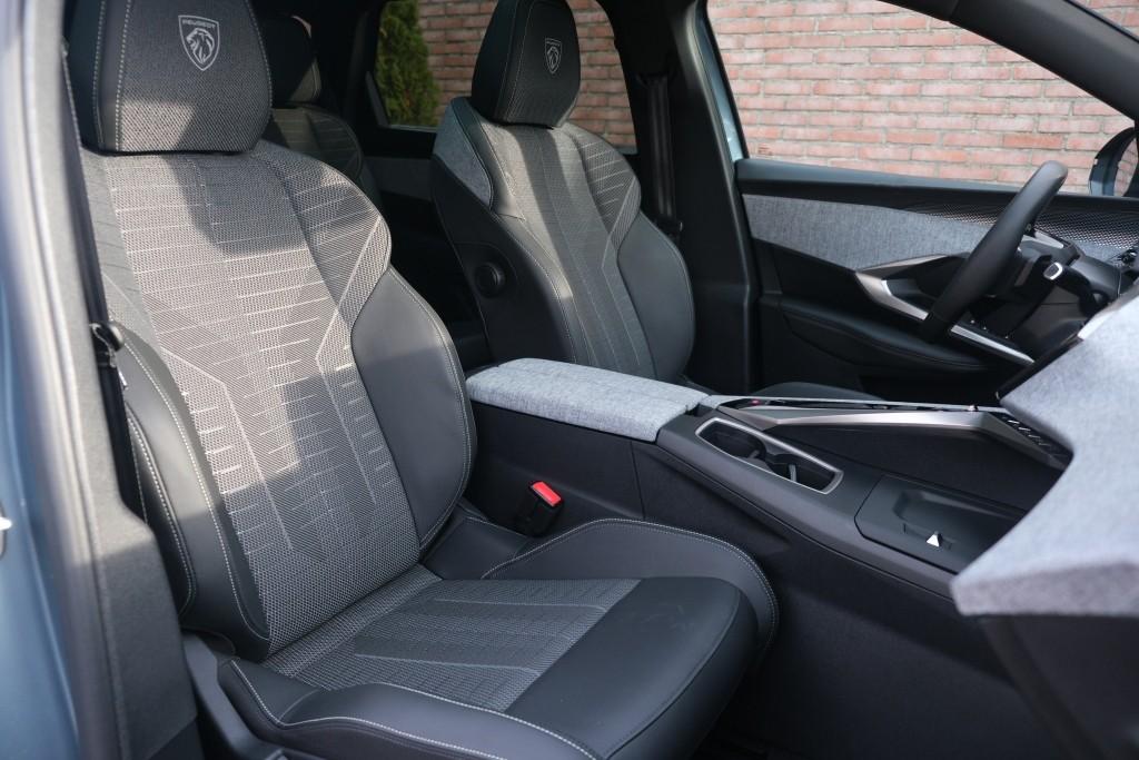 Peugeot 5008 1.2 Hybrid 145pk e-DCS6 GT 7 Persoons | Navi | App Connect | Adaptive Cruise | Panoramadak | Camera | Keyless | Stoelverwarming | Elektrische Achterklep | PDC afbeelding 6