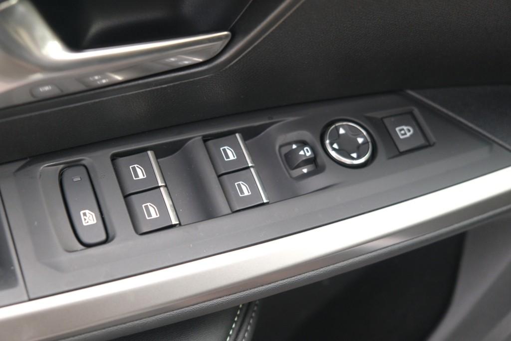 Peugeot 5008 1.2 Hybrid 145pk e-DCS6 GT 7 Persoons | Navi | App Connect | Adaptive Cruise | Panoramadak | Camera | Keyless | Stoelverwarming | Elektrische Achterklep | PDC afbeelding 30