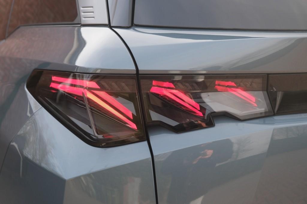 Peugeot 5008 1.2 Hybrid 145pk e-DCS6 GT 7 Persoons | Navi | App Connect | Adaptive Cruise | Panoramadak | Camera | Keyless | Stoelverwarming | Elektrische Achterklep | PDC afbeelding 33