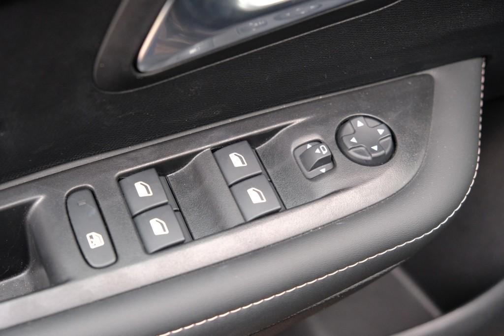 Peugeot 208 1.2 PureTech 100pk Allure | App Connect | Climate | Cruise | PDC afbeelding 26