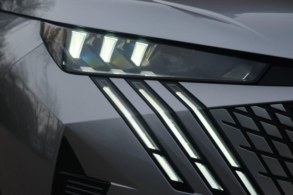 Peugeot 5008 1.2 Hybrid 145pk e-DCS6 GT 7 Persoons | Navi | App Connect | Adaptive Cruise | Panoramadak | Camera | Keyless | Stoelverwarming | Elektrische Achterklep | PDC afbeelding 2