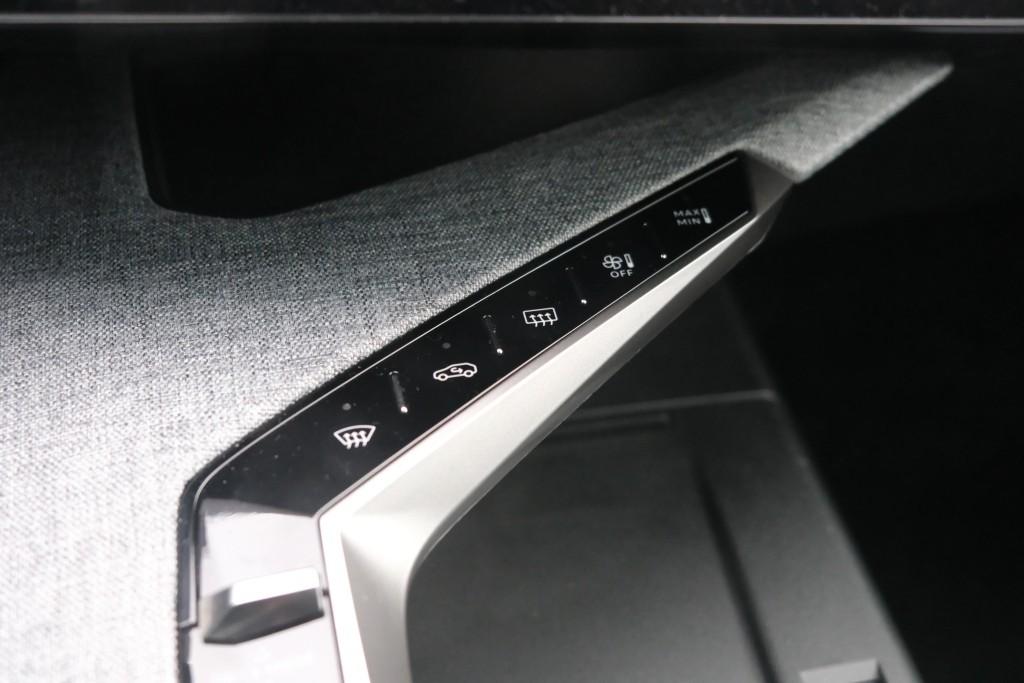 Peugeot 5008 1.2 Hybrid 145pk e-DCS6 GT 7 Persoons | Navi | App Connect | Adaptive Cruise | Panoramadak | Camera | Keyless | Stoelverwarming | Elektrische Achterklep | PDC afbeelding 28