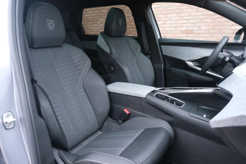 Peugeot 5008 1.2 Hybrid 145pk e-DCS6 GT 7 Persoons | Navi | App Connect | Adaptive Cruise | Panoramadak | Camera | Keyless | Stoelverwarming | Elektrische Achterklep | PDC afbeelding 6