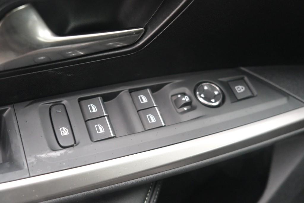 Peugeot 5008 1.2 Hybrid 145pk e-DCS6 GT 7 Persoons | Navi | App Connect | Adaptive Cruise | Panoramadak | Camera | Keyless | Stoelverwarming | Elektrische Achterklep | PDC afbeelding 30