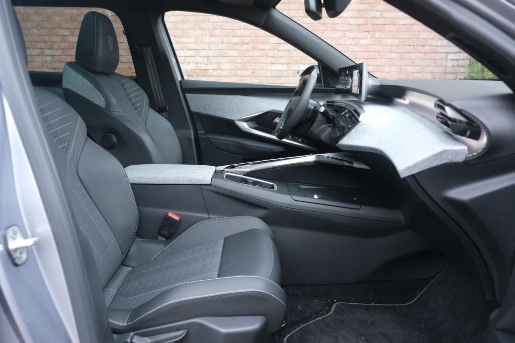 Peugeot 5008 1.2 Hybrid 145pk e-DCS6 GT 7 Persoons | Navi | App Connect | Adaptive Cruise | Panoramadak | Camera | Keyless | Stoelverwarming | Elektrische Achterklep | PDC afbeelding 4