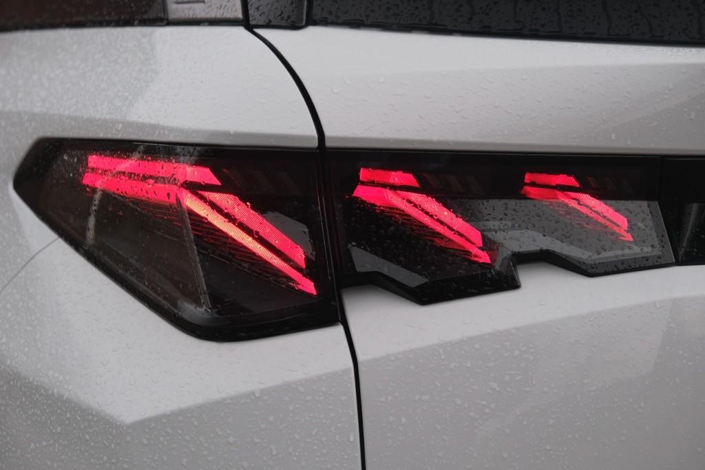 Peugeot 5008 1.2 Hybrid 145pk e-DCS6 GT 7 Persoons | Navi | App Connect | Adaptive Cruise | Panoramadak | Camera | Keyless | Stoelverwarming | Elektrische Achterklep | PDC afbeelding 33