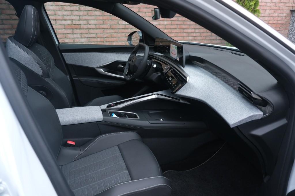 Peugeot 5008 1.2 Hybrid 145pk e-DCS6 GT 7 Persoons | Navi | App Connect | Adaptive Cruise | Panoramadak | Camera | Keyless | Stoelverwarming | Elektrische Achterklep | PDC afbeelding 6