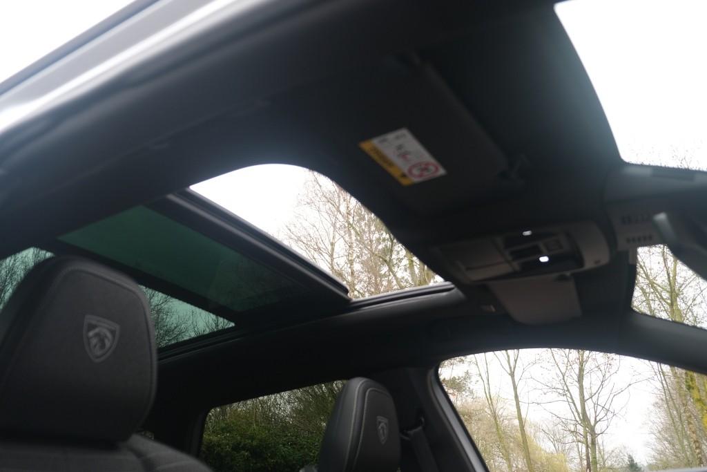 Peugeot 5008 1.2 Hybrid 145pk e-DCS6 GT 7 Persoons | Navi | App Connect | Adaptive Cruise | Panoramadak | Camera | Keyless | Stoelverwarming | Elektrische Achterklep | PDC afbeelding 14