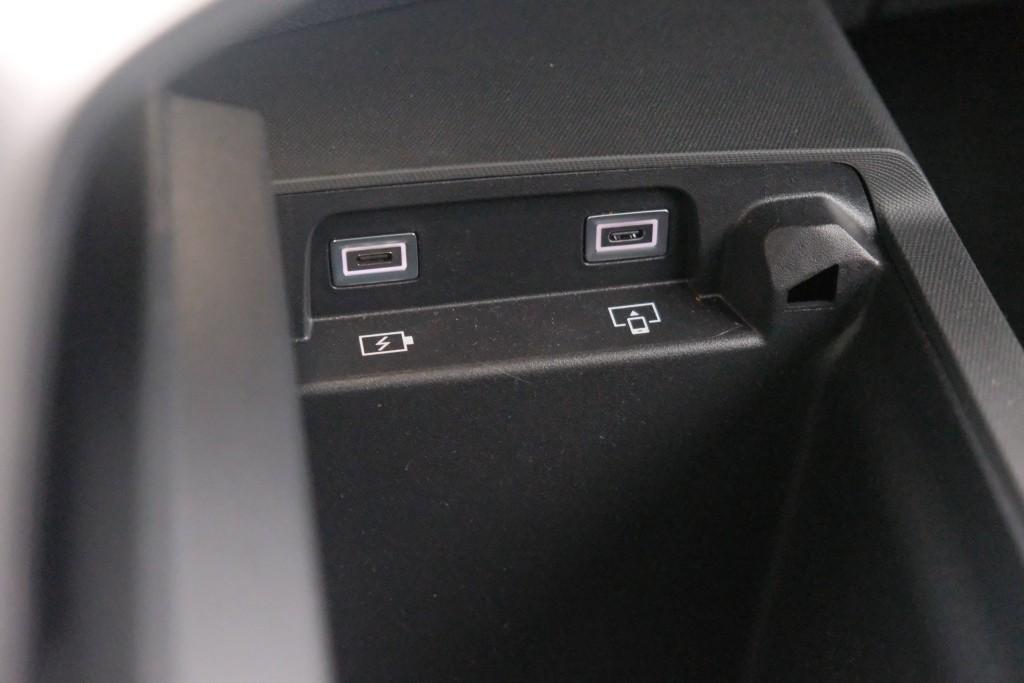 Peugeot 3008 1.2 Hybrid 145pk e-DCS6 GT | Navi | App Connect | Adaptive Cruise | Camera | Panoramadak | FOCAL® Audio | Elektrische Achterklep | Winter Pakket afbeelding 23