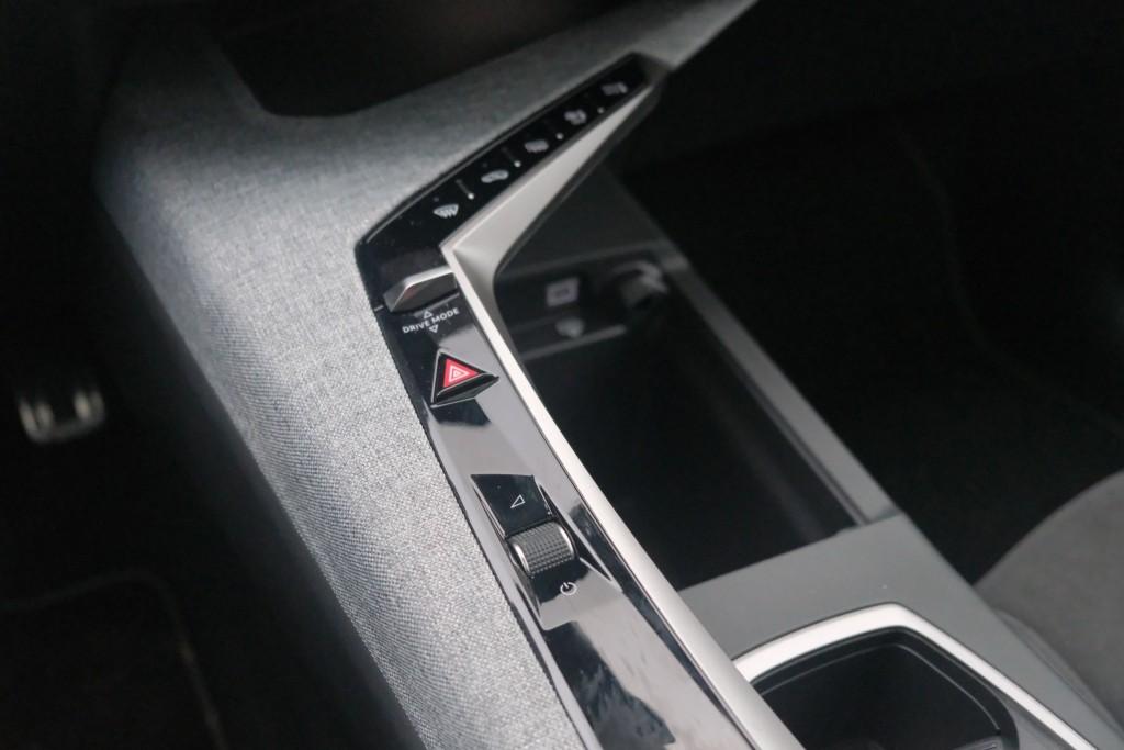 Peugeot 3008 1.2 Hybrid 145pk e-DCS6 GT | Navi | App Connect | Adaptive Cruise | Camera | Panoramadak | FOCAL® Audio | Elektrische Achterklep | Winter Pakket afbeelding 24