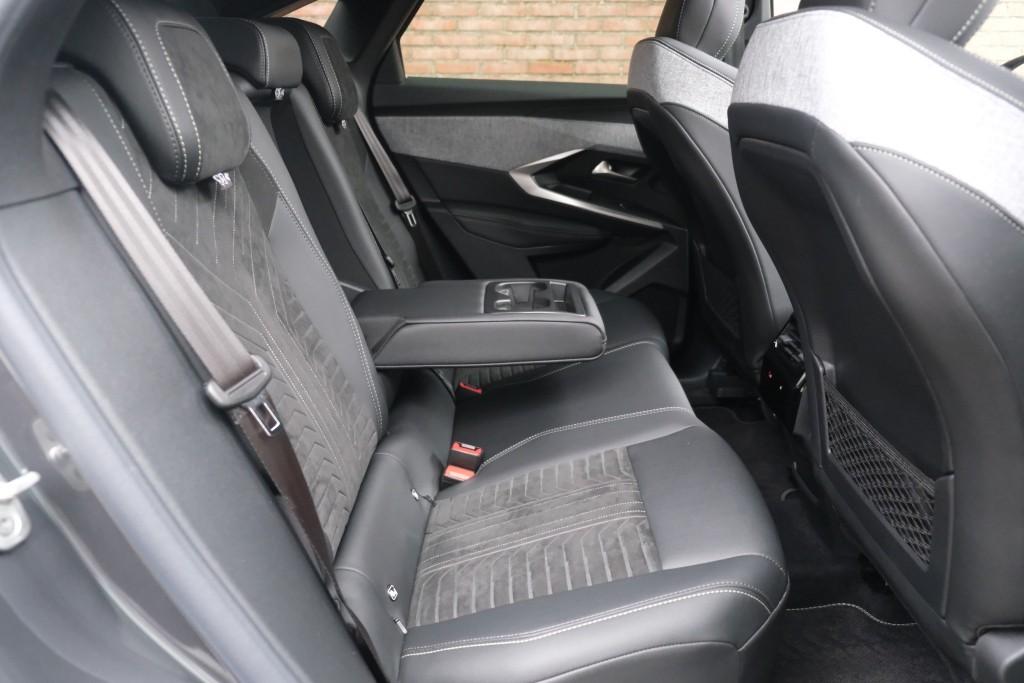 Peugeot 3008 1.2 Hybrid 145pk e-DCS6 GT | Navi | App Connect | Panoramadak | Focal Audio | Alcantara | Camera | Elektrische Achterklep | Winter Pakket afbeelding 3