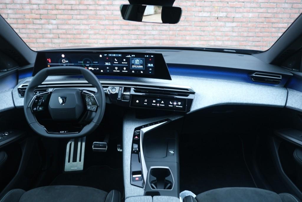 Peugeot 3008 1.2 Hybrid 145pk e-DCS6 GT | Navi | App Connect | Panoramadak | Focal Audio | Alcantara | Camera | Elektrische Achterklep | Winter Pakket afbeelding 7