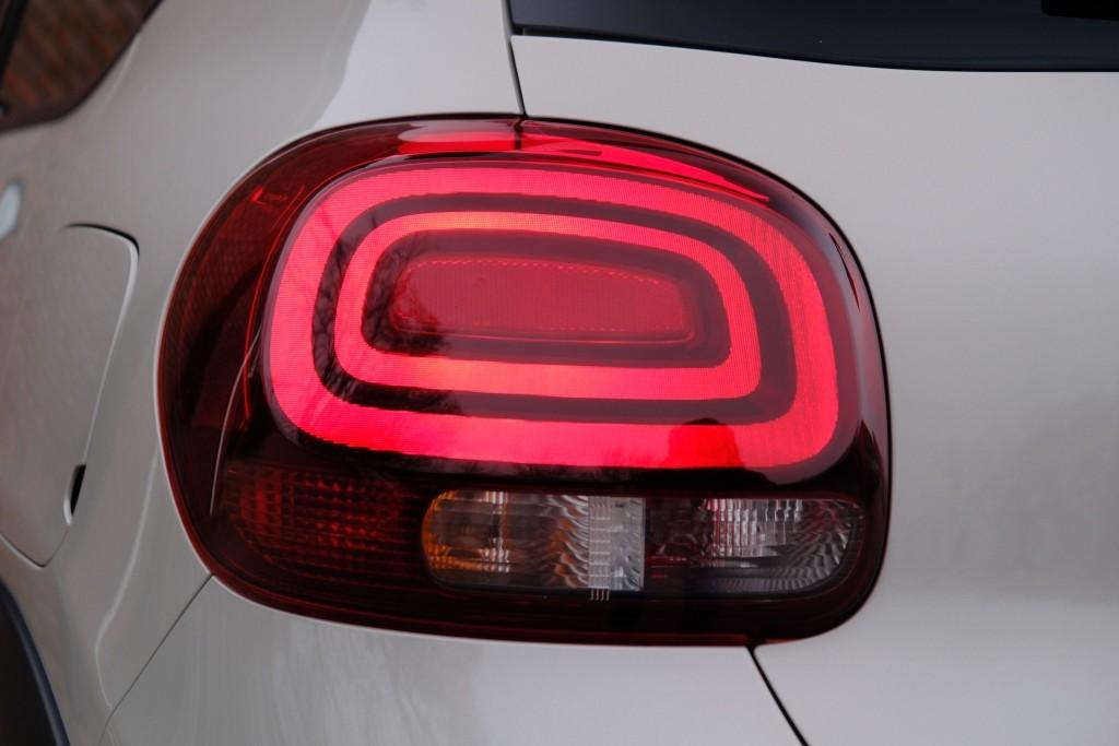 Citroën C3 1.2 PureTech 83pk Shine | App Connect | Climate | Cruise | Camera | Stoelverwarming | PDC afbeelding 26