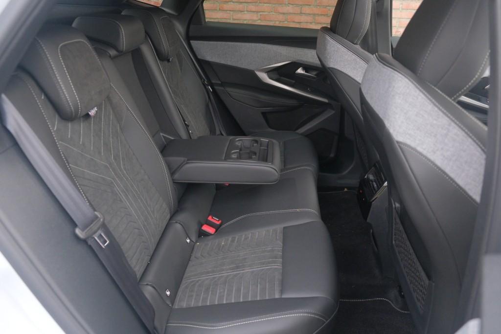 Peugeot 3008 1.2 Hybrid 145pk e-DCS6 GT | Navi | App Connect | Panoramadak | Focal Audio | Alcantara | Camera | Elektrische Achterklep | Winter Pakket afbeelding 3