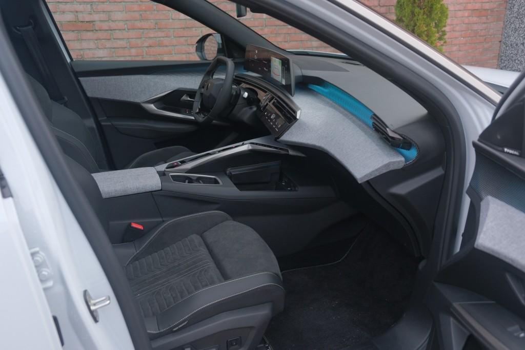 Peugeot 3008 1.2 Hybrid 145pk e-DCS6 GT | Navi | App Connect | Panoramadak | Focal Audio | Alcantara | Camera | Elektrische Achterklep | Winter Pakket afbeelding 4