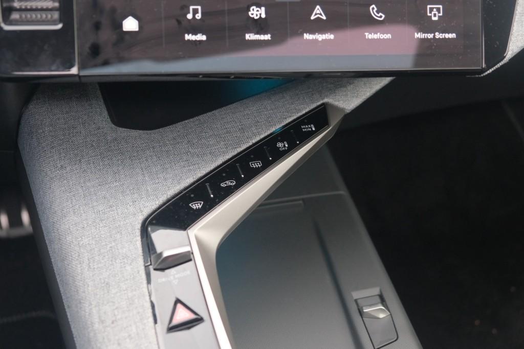 Peugeot 3008 1.2 Hybrid 145pk e-DCS6 GT | Navi | App Connect | Panoramadak | Focal Audio | Alcantara | Camera | Elektrische Achterklep | Winter Pakket afbeelding 25