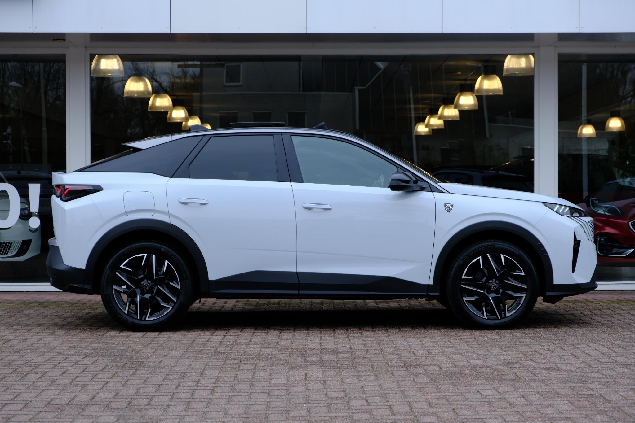 Peugeot 3008 1.2 Hybrid 145pk e-DCS6 GT | Navi | App Connect | Adaptive Cruise | Camera | Panoramadak | FOCAL® Audio | Elektrische Achterklep | Winter Pakket afbeelding 4