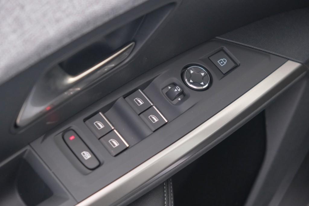 Peugeot 3008 1.2 Hybrid 145pk e-DCS6 GT | Navi | App Connect | Adaptive Cruise | Camera | Panoramadak | FOCAL® Audio | Elektrische Achterklep | Winter Pakket afbeelding 16