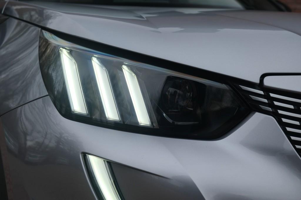 Peugeot e-2008 EV 50 kWh 136pk GT Pack | Navi | App Connect | Climate | Adaptive Cruise | Panoramadak | Keyless | Camera | Stoelverwarming afbeelding 2