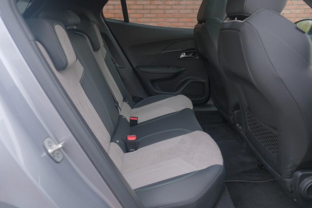 Peugeot e-2008 EV 50 kWh 136pk GT Pack | Navi | App Connect | Climate | Adaptive Cruise | Panoramadak | Keyless | Camera | Stoelverwarming afbeelding 3