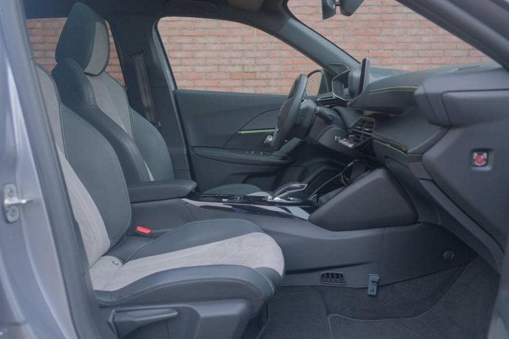 Peugeot e-2008 EV 50 kWh 136pk GT Pack | Navi | App Connect | Climate | Adaptive Cruise | Panoramadak | Keyless | Camera | Stoelverwarming afbeelding 4
