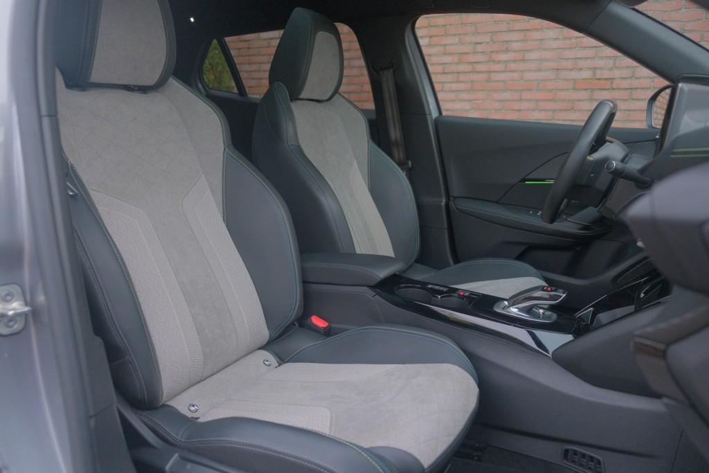 Peugeot e-2008 EV 50 kWh 136pk GT Pack | Navi | App Connect | Climate | Adaptive Cruise | Panoramadak | Keyless | Camera | Stoelverwarming afbeelding 5