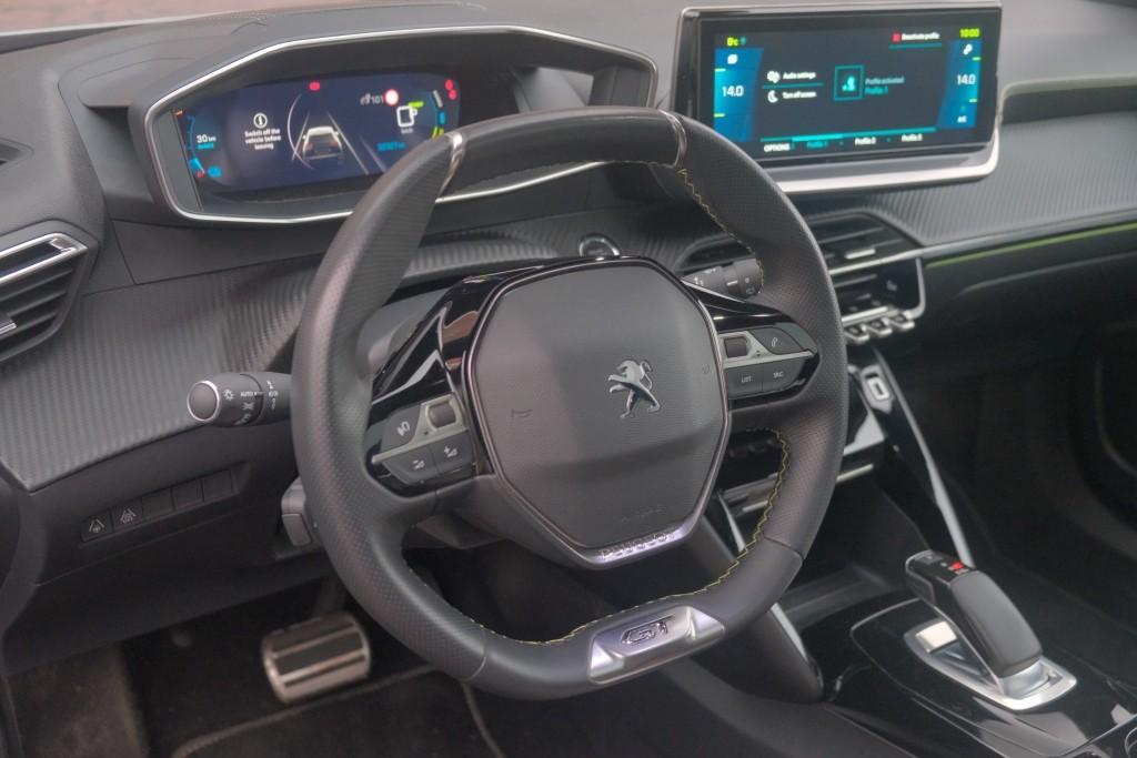 Peugeot e-2008 EV 50 kWh 136pk GT Pack | Navi | App Connect | Climate | Adaptive Cruise | Panoramadak | Keyless | Camera | Stoelverwarming afbeelding 7