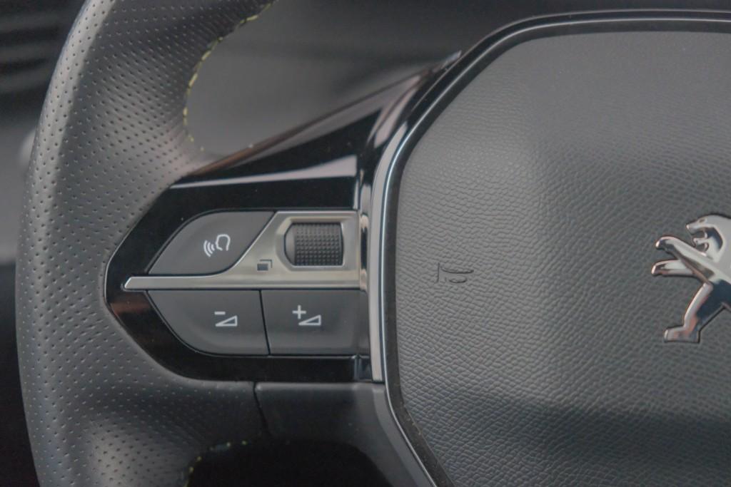 Peugeot e-2008 EV 50 kWh 136pk GT Pack | Navi | App Connect | Climate | Adaptive Cruise | Panoramadak | Keyless | Camera | Stoelverwarming afbeelding 8