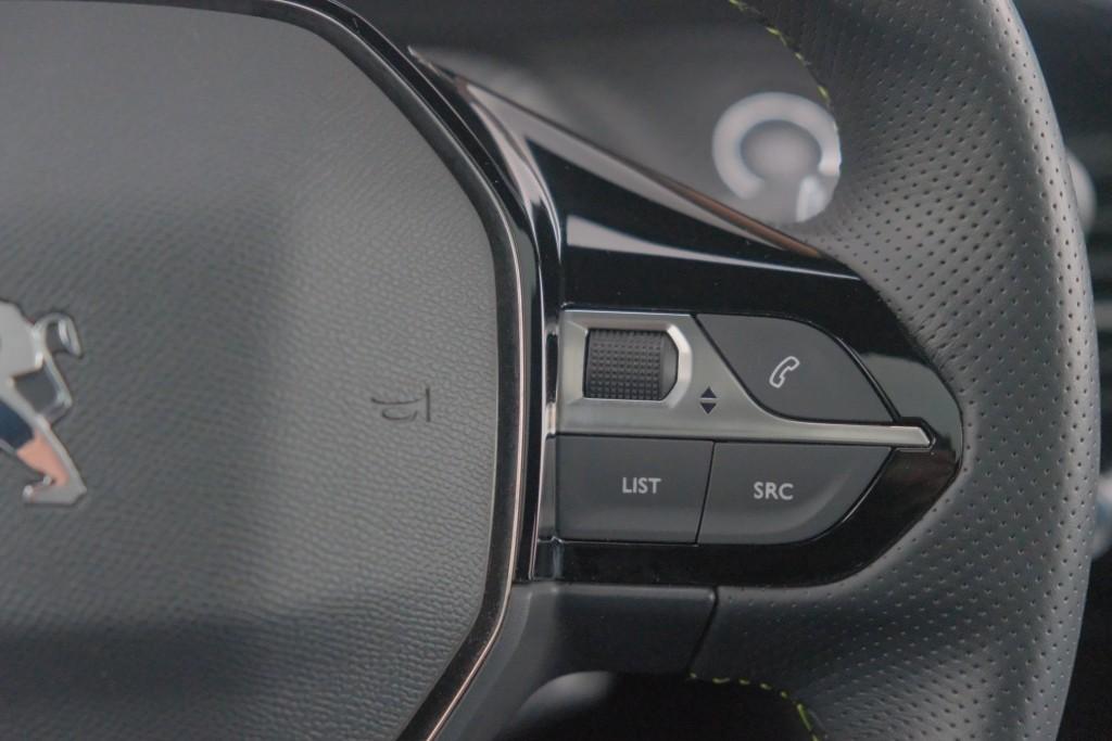 Peugeot e-2008 EV 50 kWh 136pk GT Pack | Navi | App Connect | Climate | Adaptive Cruise | Panoramadak | Keyless | Camera | Stoelverwarming afbeelding 9